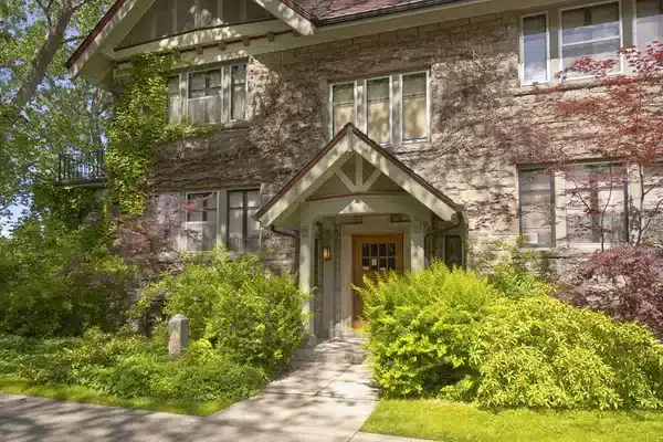 residential-home-with-overgrown-trees